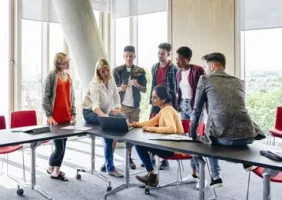 Anne, membre de l'équipe pédagogique, aide ses étudiants.