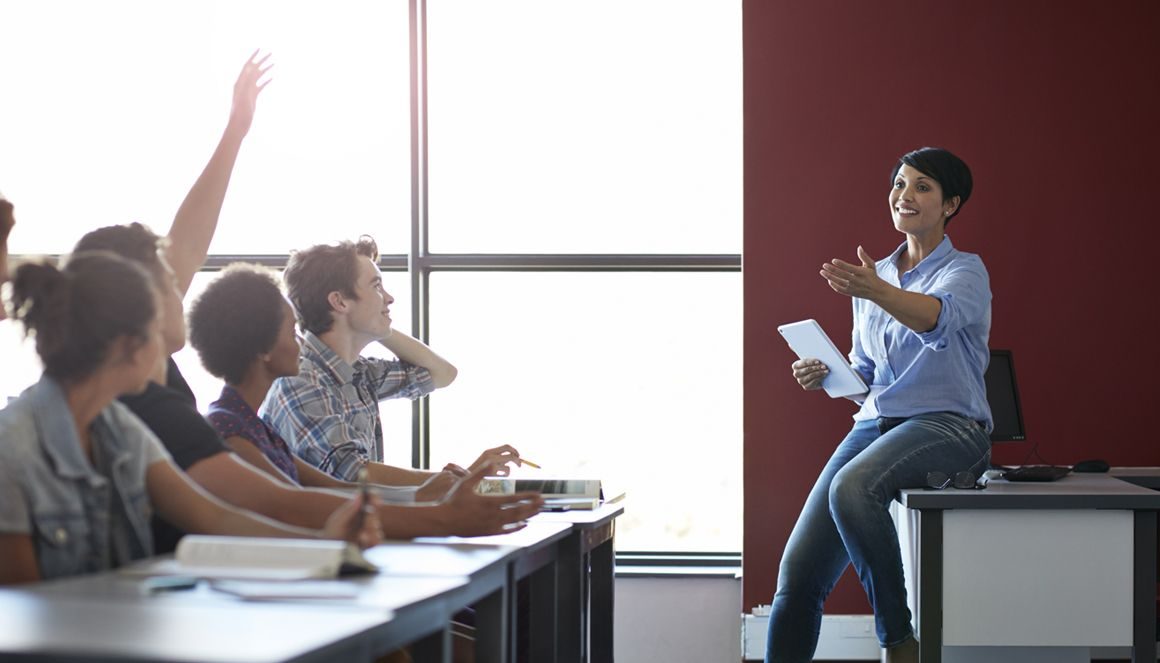 L'enseignante Emilie interroge ses étudiants en classe.