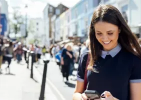 Julie demande son passeport en ligne via son smartphone.
