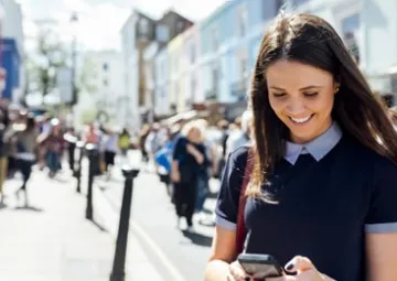 Julie demande son passeport en ligne via son smartphone.