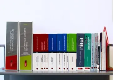 Bibliothèque composé de classeurs à mises à jour et d'ouvrages.