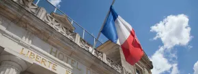 Drapeau français de pavoisement sur la façade d'une mairie.
