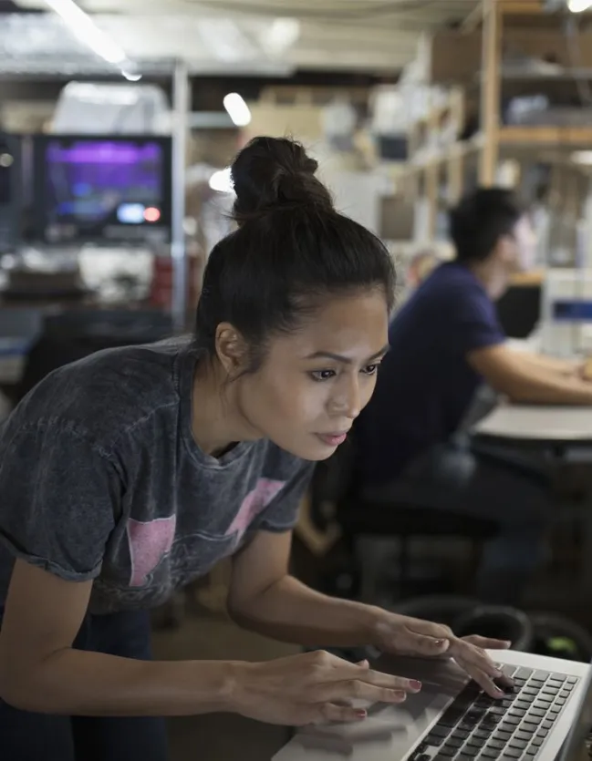 Laura technicienne teste le matériel informatique.