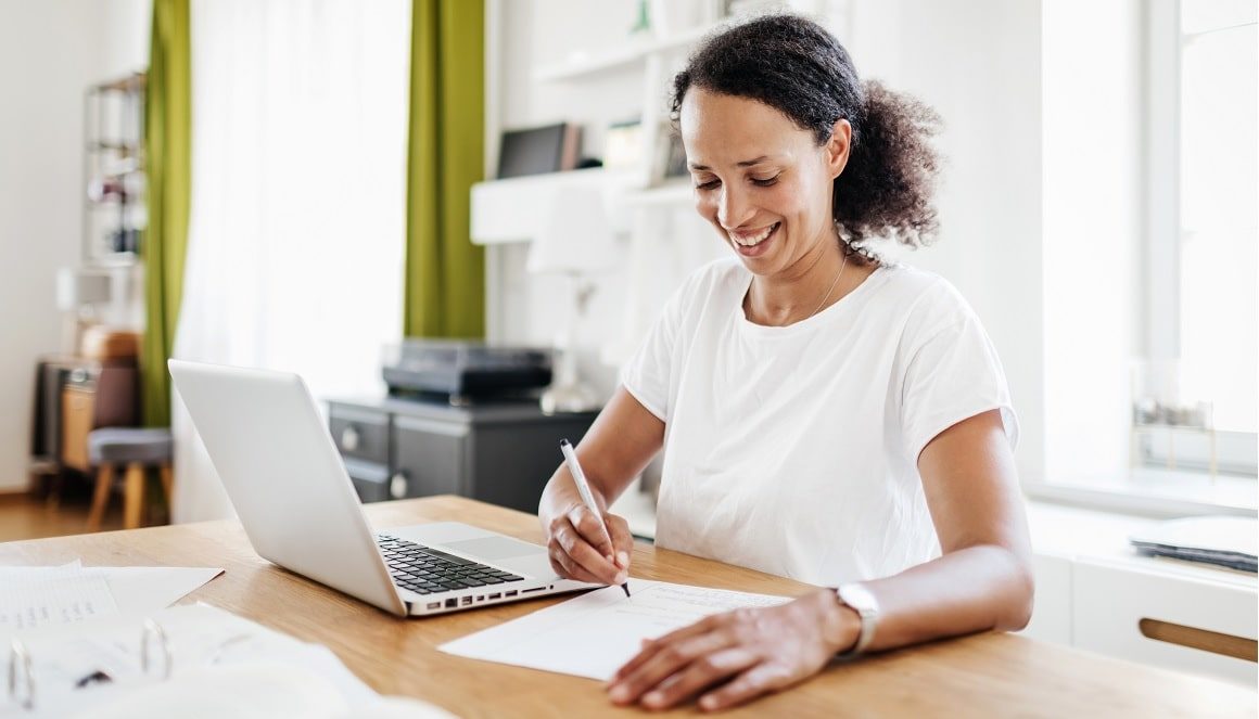 Une agente d'une collectivité en télétravail.