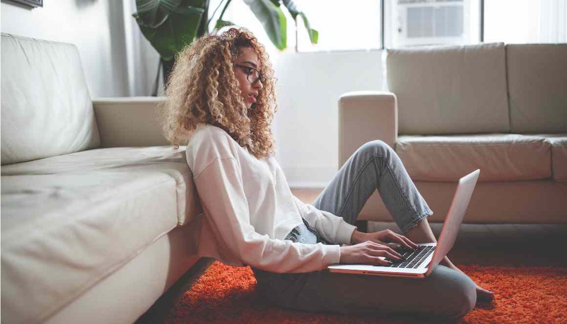 Lisa, fonctionnaire en télétravail depuis chez elle.