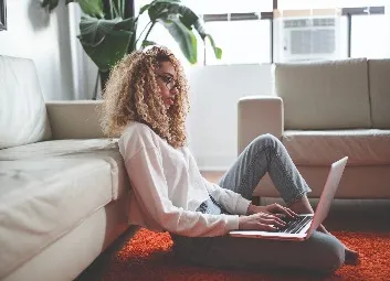 Lisa, fonctionnaire en télétravail depuis chez elle.