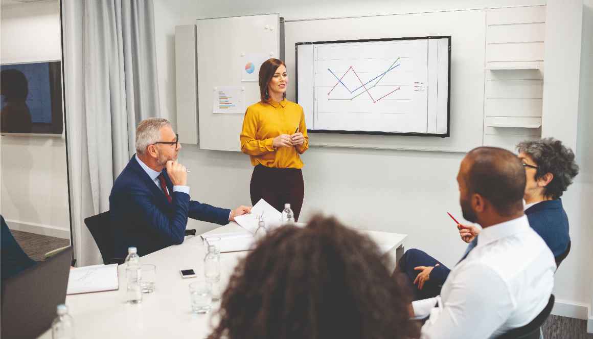 Équipe en réunion sur la stratégie des ressources humaines.