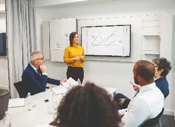Équipe en réunion sur la stratégie RH.