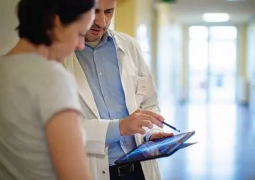 Un médecin partage les résultats médicaux avec sa patiente.