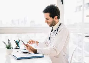Professionnel de santé rentrant les informations INS dans son SI.