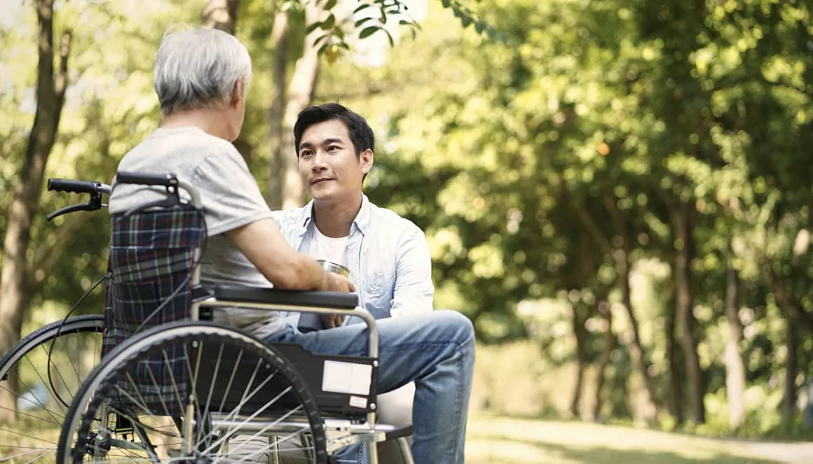 Paul vient rendre visite à sa grand-mère hébergée en Ehpad.