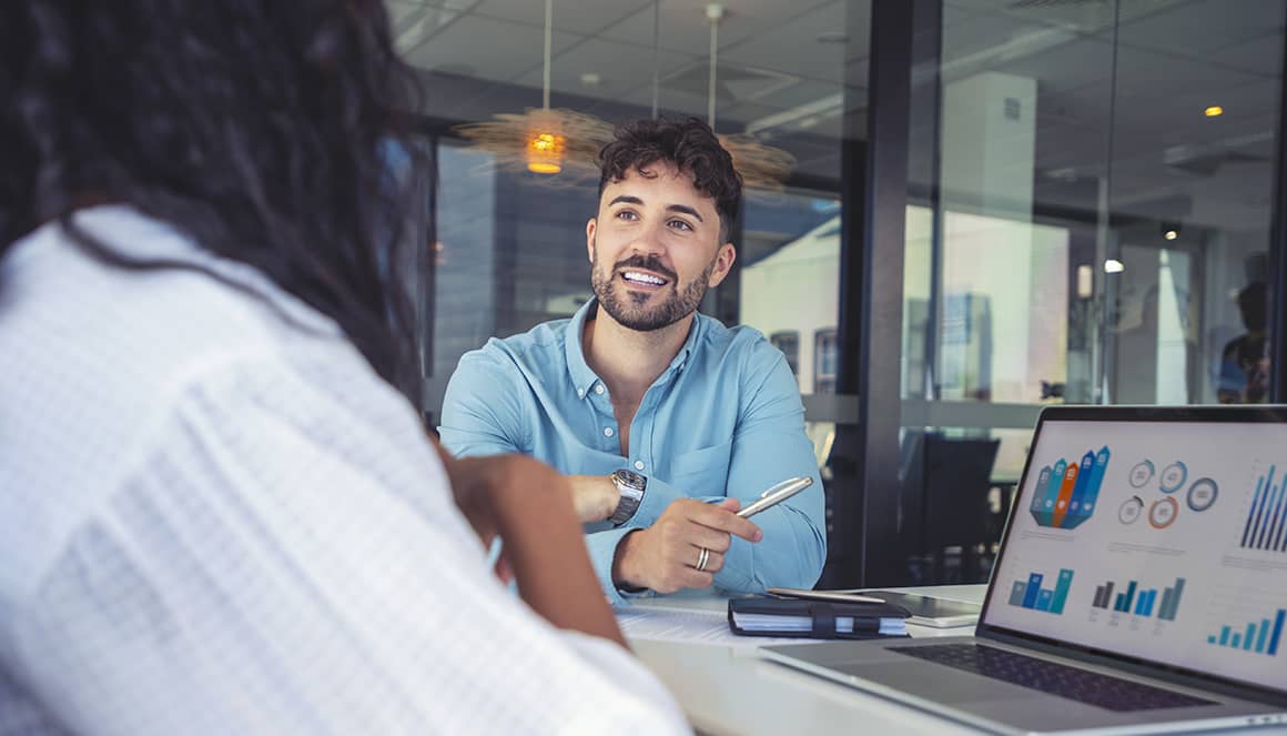 Des agents de la collectivité travaillent sur le Rapport Social Unique.