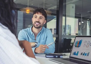 Des agents de la collectivité travaillent sur le Rapport Social Unique.