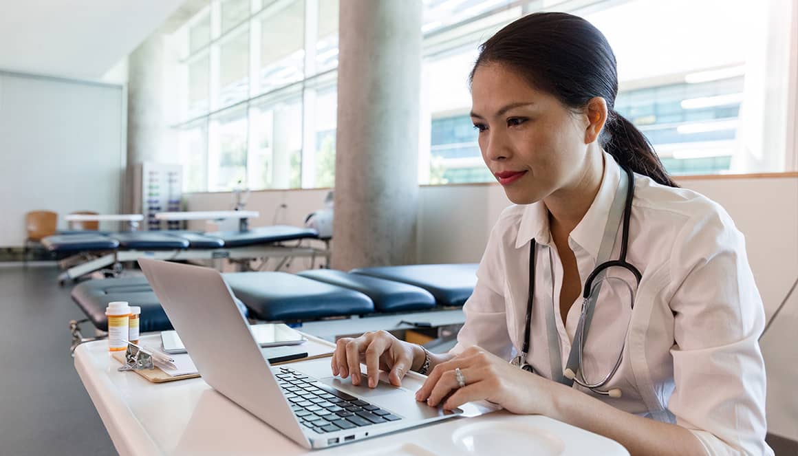 Une femme médecin utilise le téléservice SCOR.