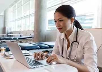 Une femme médecin utilise le téléservice SCOR.