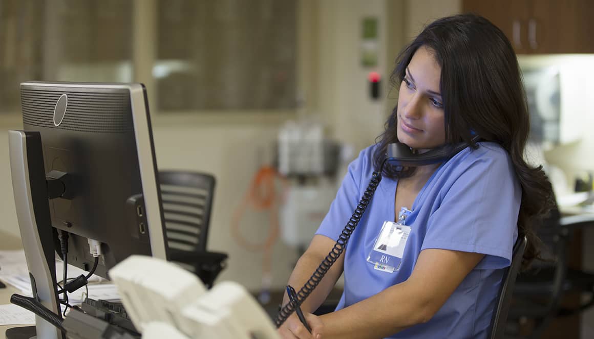 Une professionnelle de santé utilise une solution logicielle référencée par l’Agence Numérique en Santé.