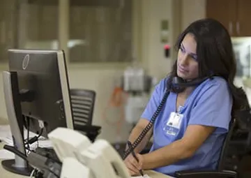 Une professionnelle de santé utilise une solution logicielle référencée par l’Agence Numérique en Santé.