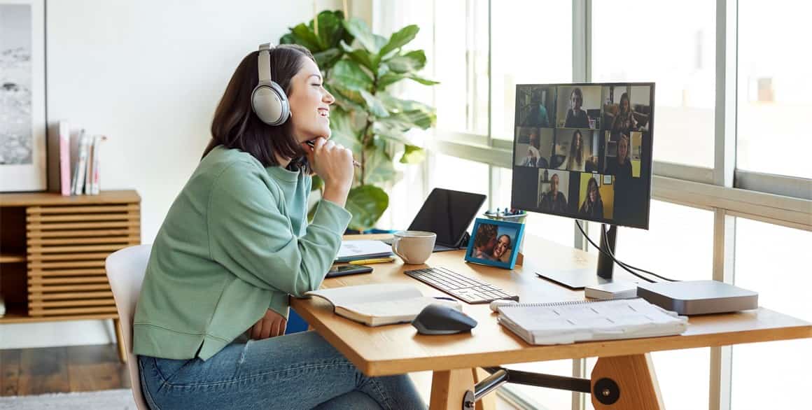 Un agent public en télétravail utilisant son nouvel environnement de travail sécurisé.