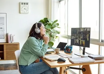 Un agent public en télétravail utilisant son nouvel environnement de travail sécurisé.
