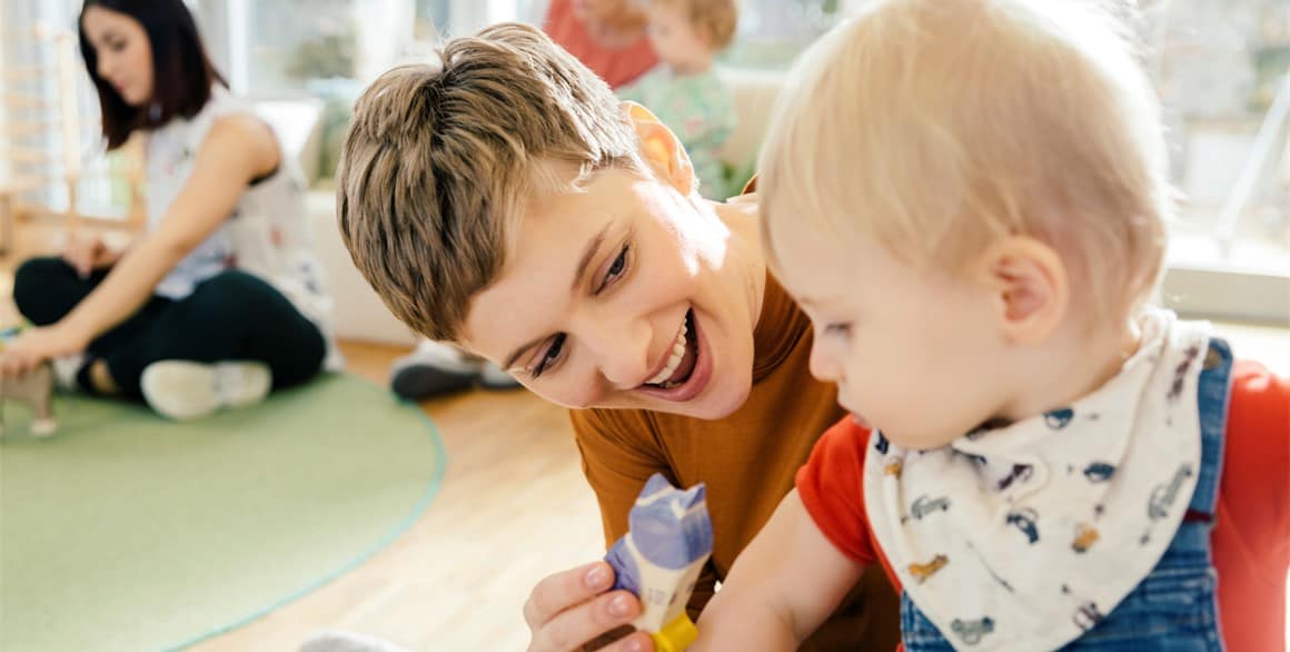 Accueil d'enfants en crèche par une auxiliaire de puériculture