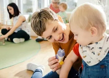 Accueil d'enfants en crèche par une auxiliaire de puériculture