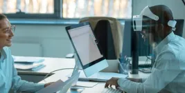 Emma et Paul, ingénieurs de recherche au sein de la Direction de la Recherche et de l'Innovation technologique de Berger-Levrault