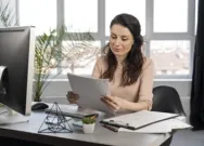 Un agent préparant la prochaine assemblée délibérante