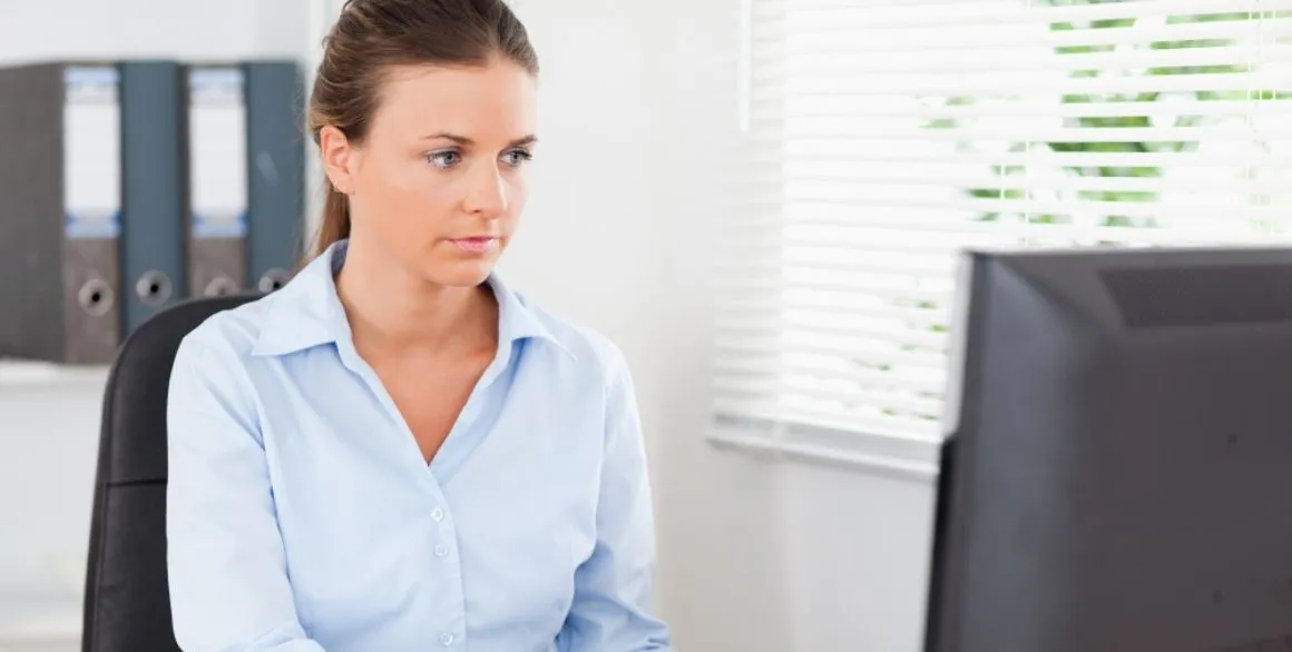 Une agente femme des collectivités utilise le logiciel SEDIT.