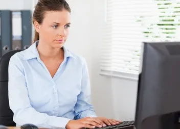 Une agente femme des collectivités utilise le logiciel SEDIT.