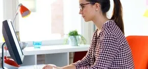 Jeune femme d'une mairie qui utilise WeDelib
