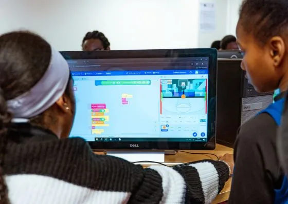 Soutien aux ateliers découvertes et de rencontres inspirantes dans le monde du digital proposés par l'association Etendart Academy.