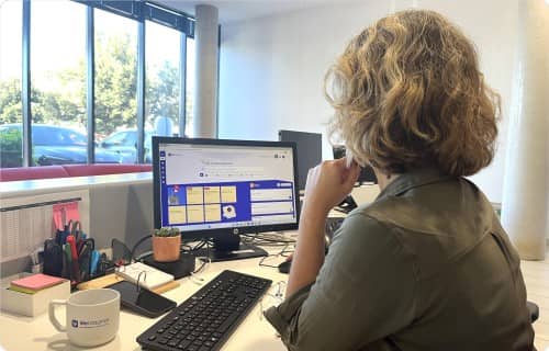 Secrétaire de mairie devant un logiciel de gestion