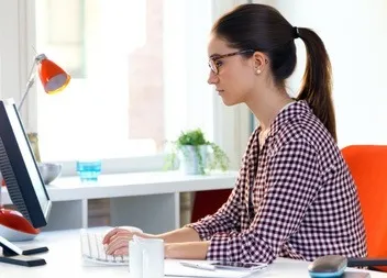 Jeune femme d'une mairie qui utilise WeDelib