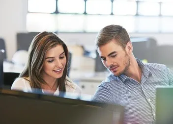 Deux agents publics utilisent l'IA agentique dans leur collectivité.
