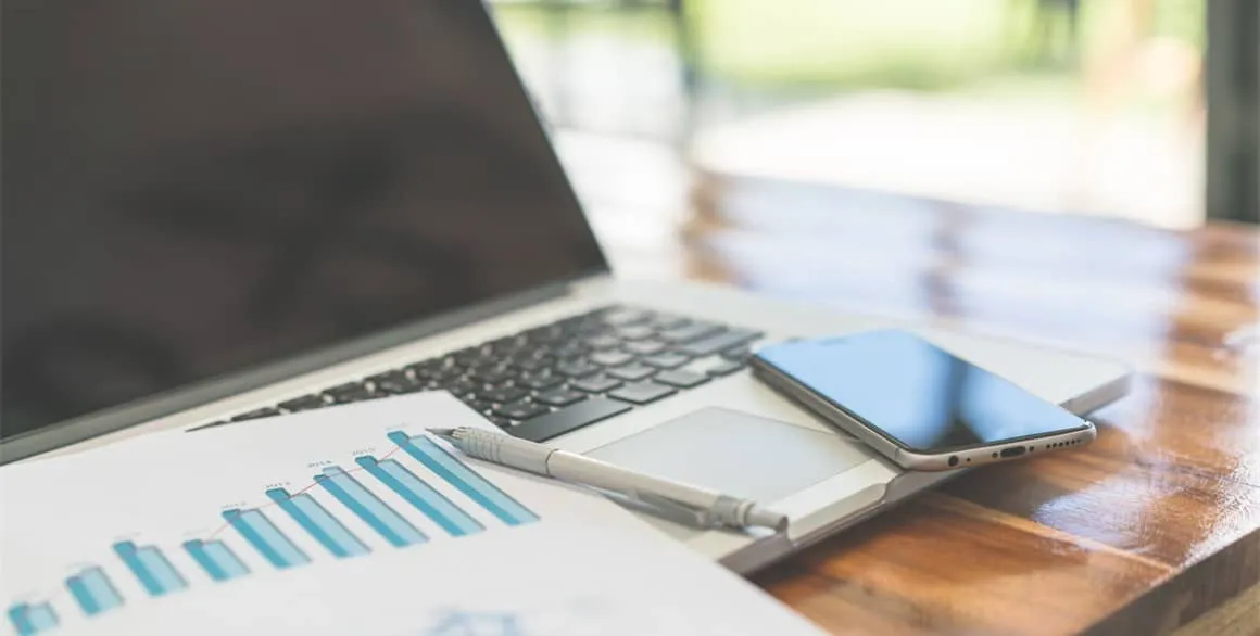 Visuel d'un agent travaillant aux finances