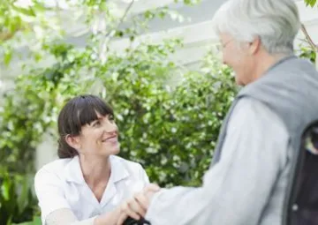 Aide à la personne accompagne une senior.