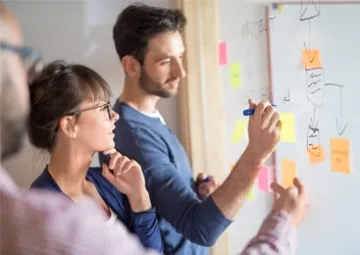 Alternante et maitre de stage réalisant un Brainstorm.