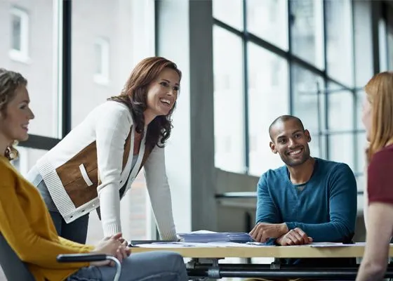 Collègues de travail discutant durant leur pause.