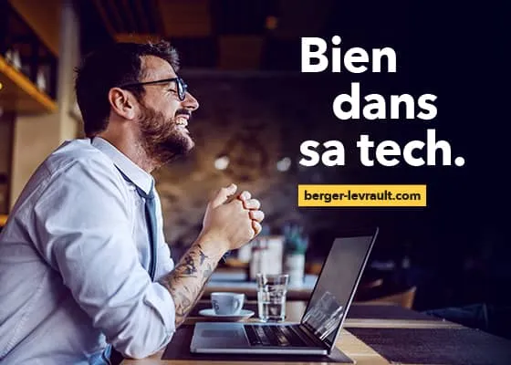 Homme heureux derrière son ordinateur. Bien dans sa tech. berger-Levrault.com