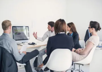 Un grupo de personas que trabajan en la gestión tributaria y recaudación.