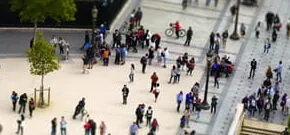 Multitud de gente en la calle de la ciudad.