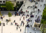 Multitud de gente en la calle de la ciudad.