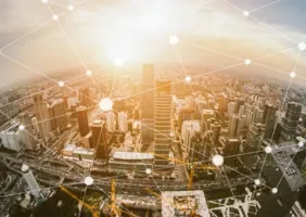 Vista aérea de una ciudad donde los intercambios se desmaterializan.