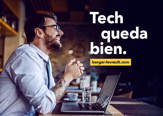 Un hombre feliz detrás de su laptop. Tech queda bien. berger-levrault.com