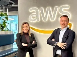 retrato de dos personas en oficina de AWS
