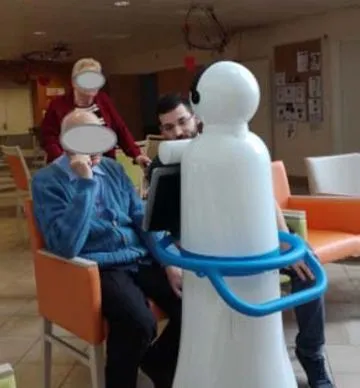 Interaction entre un robot et un retraité.
